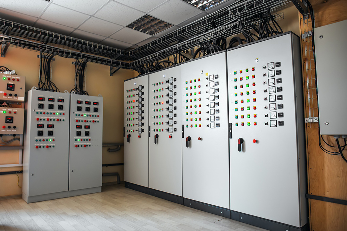 Schalt­anlagen­bau bei Hutton Elektrotechnik in Frammersbach